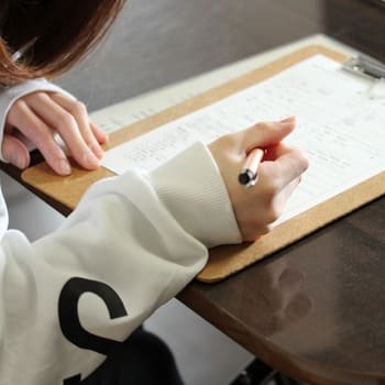 問診票の記入の様子